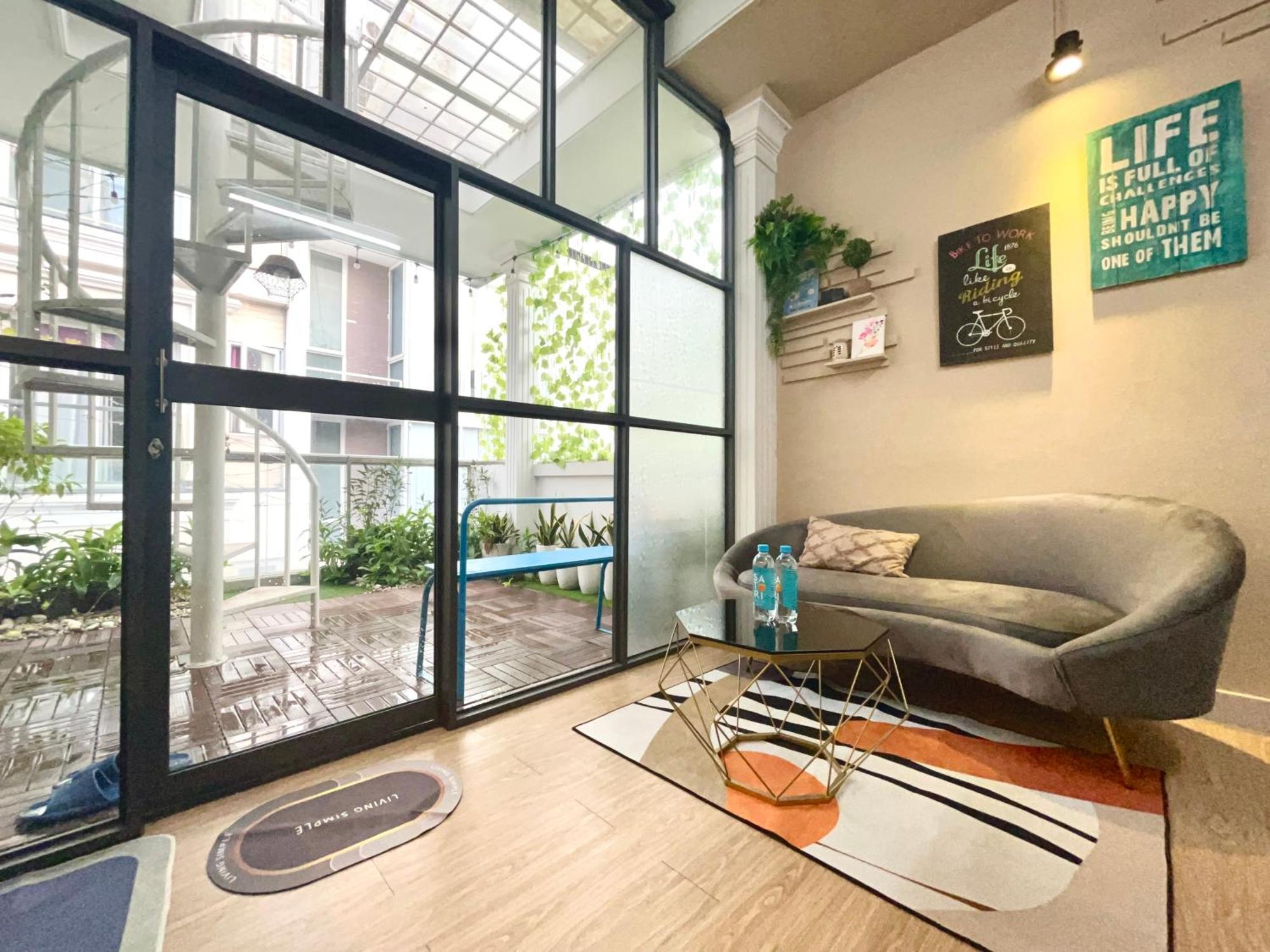 Cozy Studio With Large Balcony In Central Bui Vien District 1