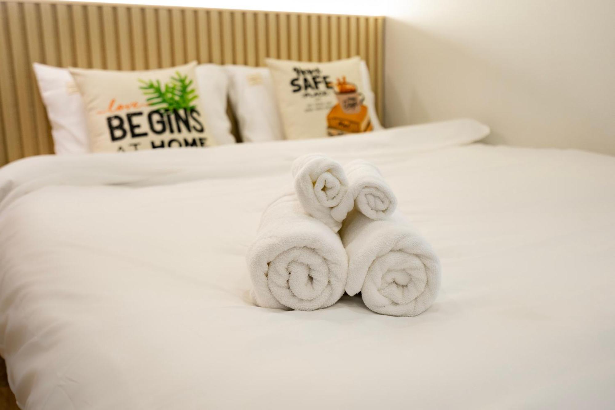 Cozy Studio With Large Balcony In Central Bui Vien District 1 Ho Chi Minh City